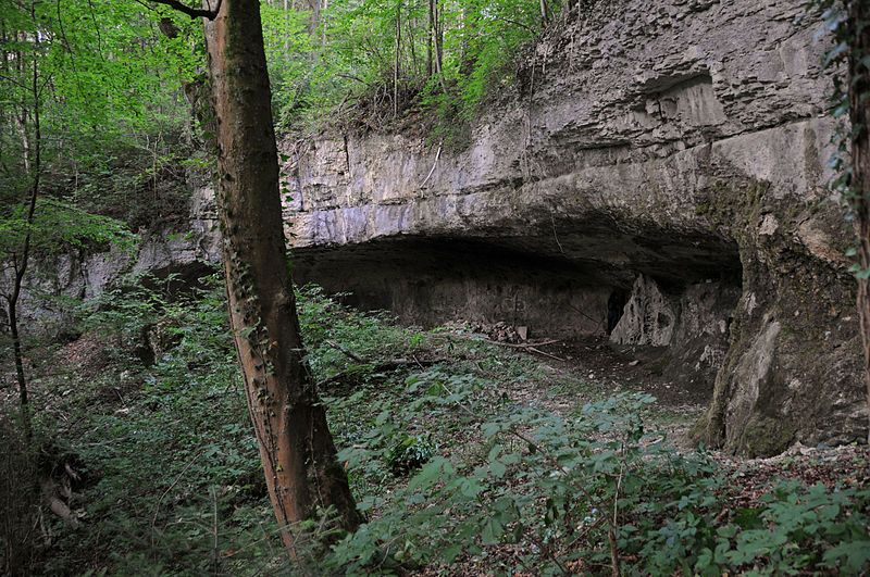 File:Kastelhöhle Himmelried 01.jpg