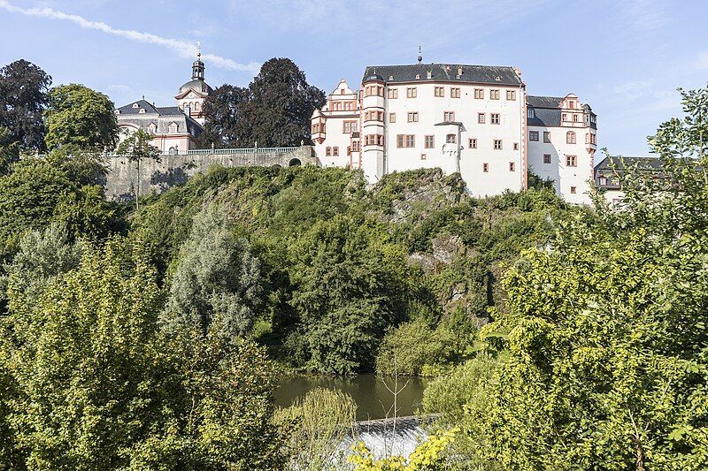 File:Schloss Weilburg001.jpg