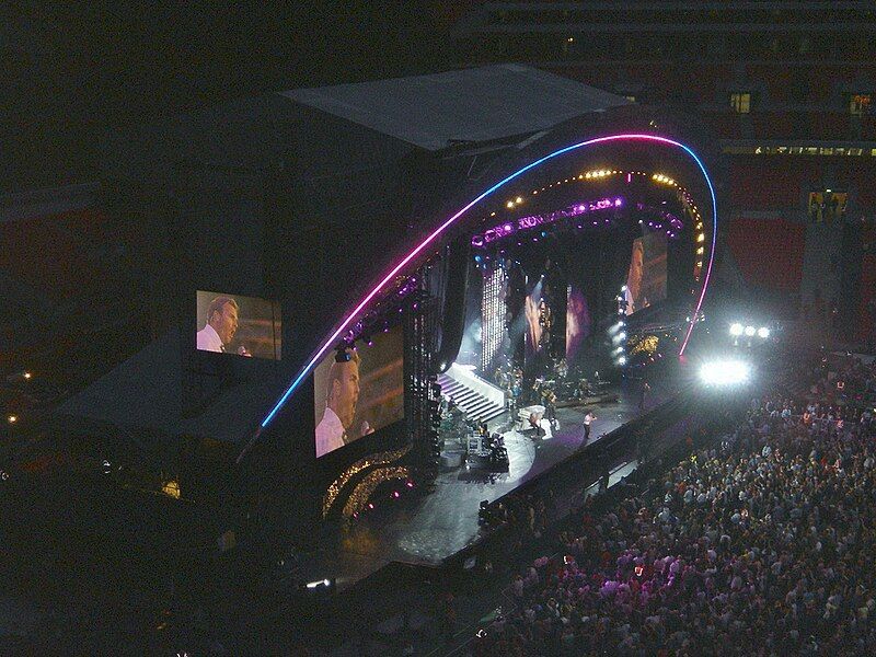 File:TakeThatDianaConcert.JPG