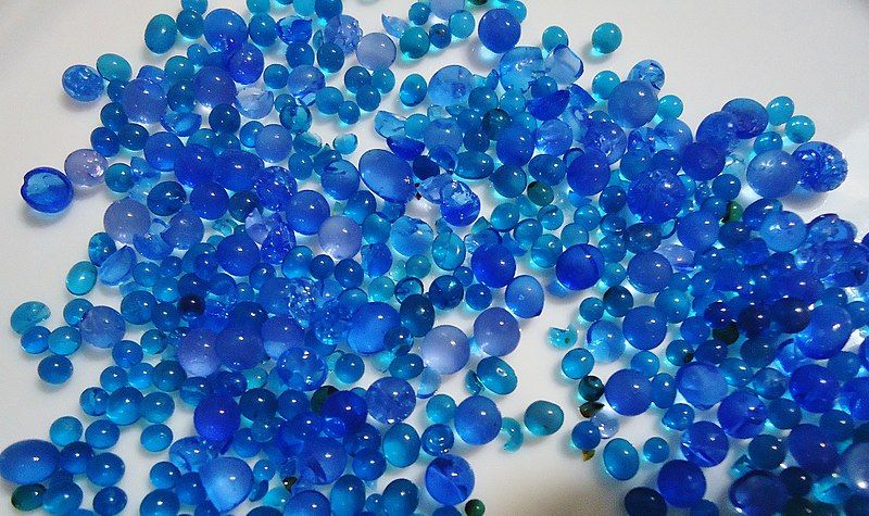 File:Blue silica gel.jpg