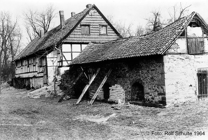 File:Burg Calenberg Wohnbebauung.jpg