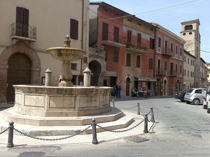 File:Deruta-Piazza-Consoli.jpg