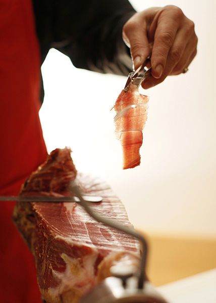 File:Despaña jamon carving.jpg