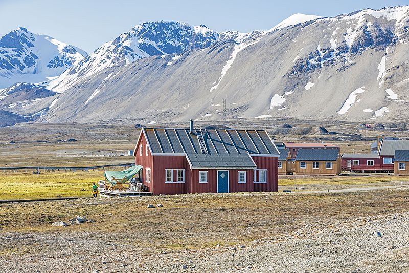 File:NOR-2016-Svalbard-Ny-Ålesund-Mellageret 01.jpg