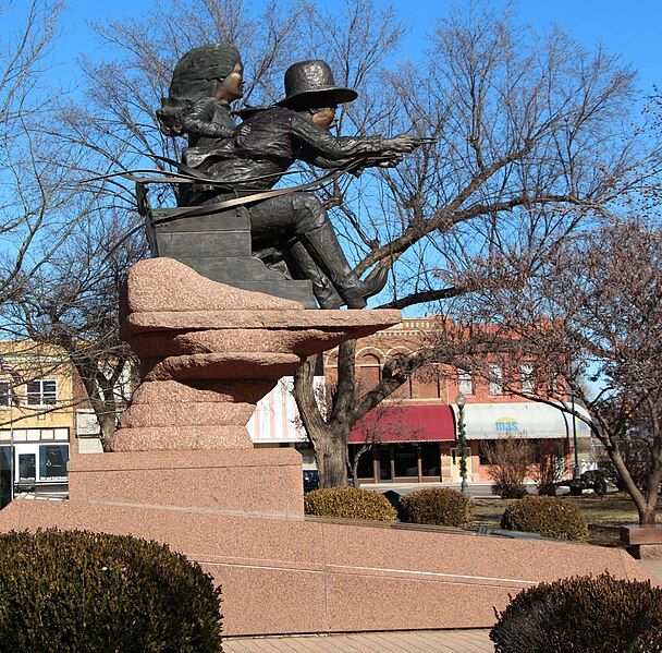 File:Pioneer-Statue-Perry4.jpg