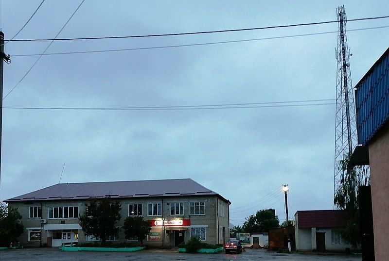 File:Town hall Zatyshshia.jpg