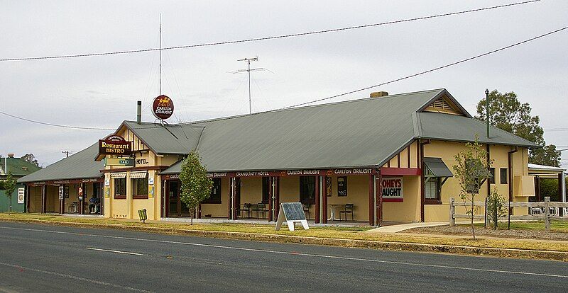 File:Uranquinty Hotel.jpg