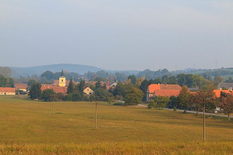 File:Vračovice od Orlova.jpg