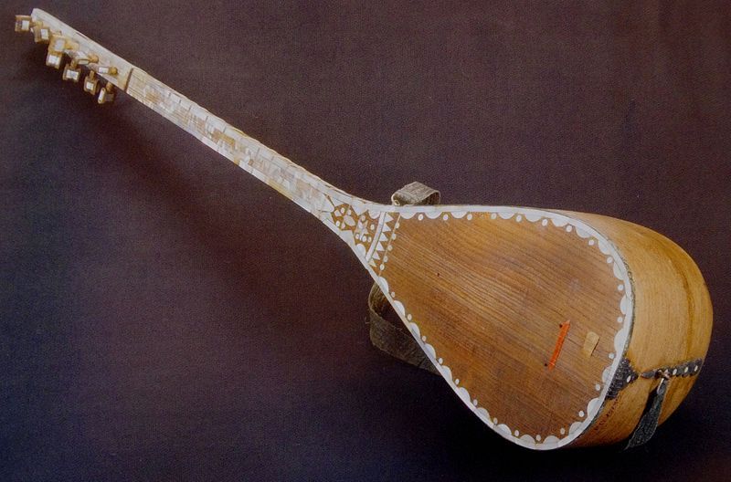 File:Aserbaidschanische Volksinstrument Saz.JPG