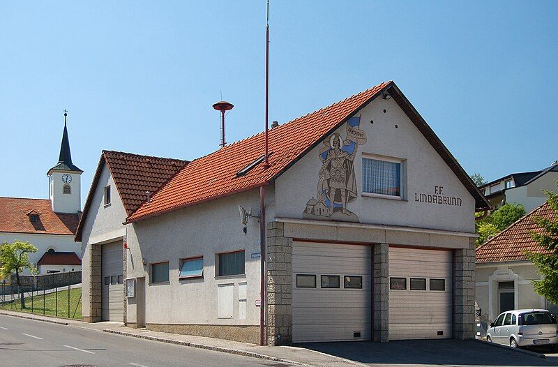 File:Fire station, Lindabrunn.jpg