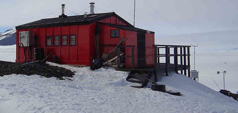 File:Fossil Bluff Hut.jpg