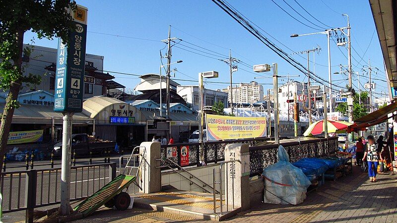 File:Gwangju-metro-107-Yangdong-market-station-entrance-4-20190521-074054.jpg