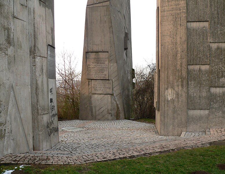 File:Heimkehrerdenkmal Friedland Stelenhof.jpg