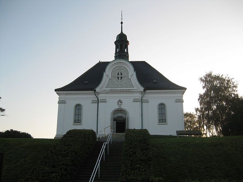 File:Hellebaek kirke 2011.jpg