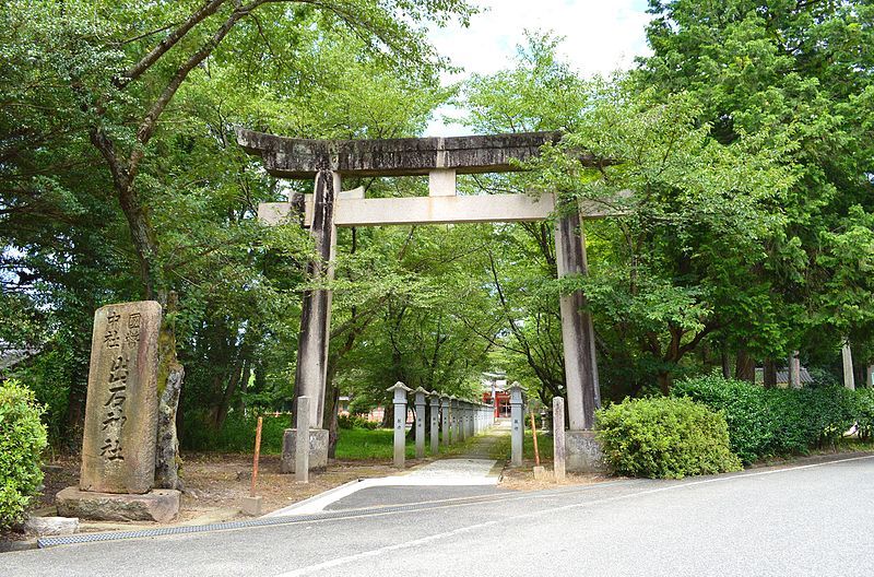 File:Izushi-jinja ichi-no-torii.JPG