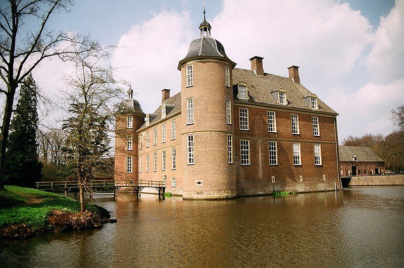 File:Kasteel slangenburg.jpg