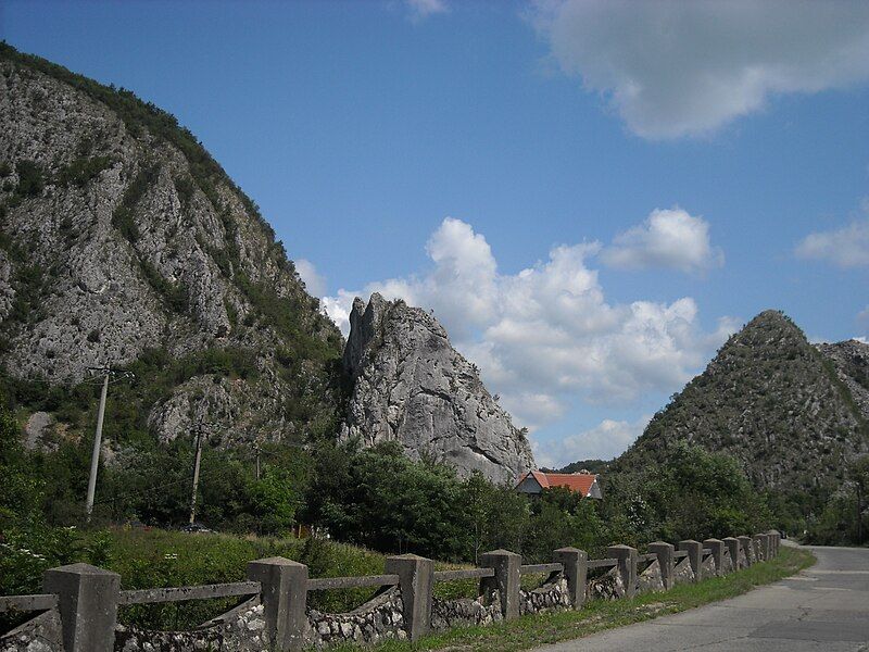 File:Krecsunesd intre piatra.JPG