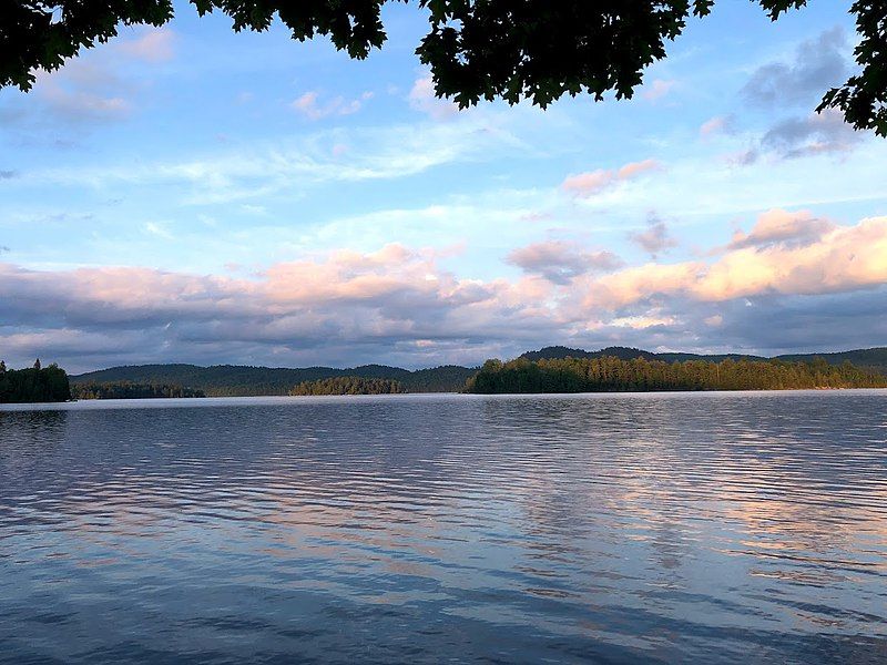 File:Lac du Poisson-Blanc.jpg