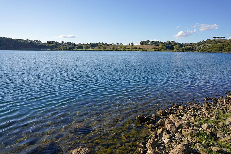 File:Lago di Mezzano.jpg