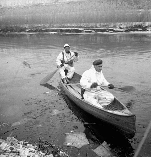 File:LincolnAndWellandRegimentSoldiersInCanoe1945.jpg