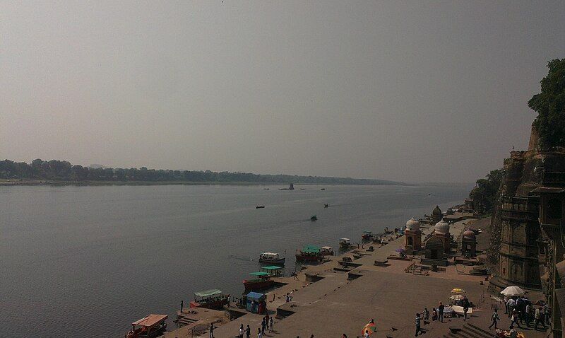 File:Narmada river, Maheshwari.jpg