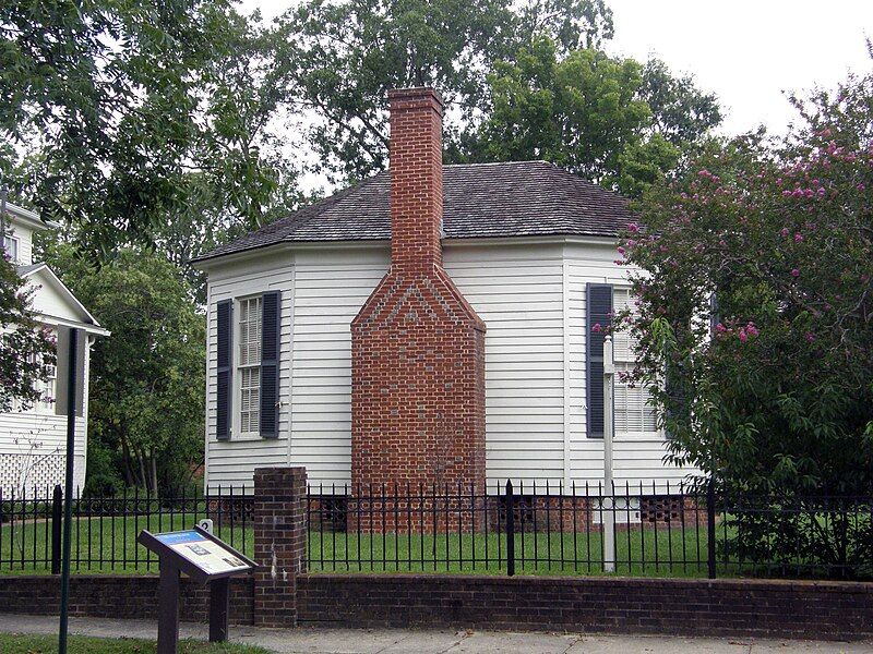 File:Oval-Ballroom-chimney.JPG