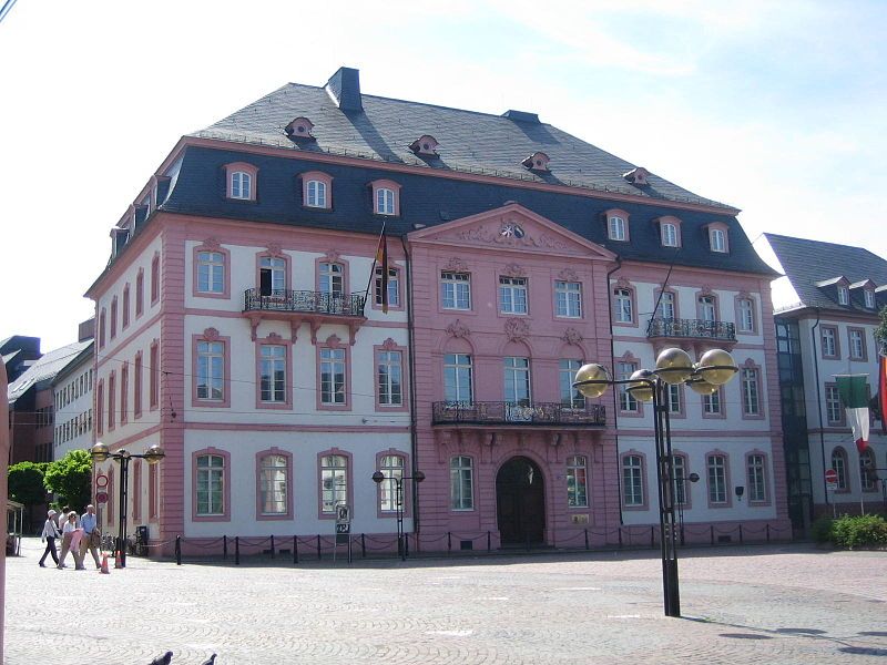 File:Palais Bassenheim.jpg