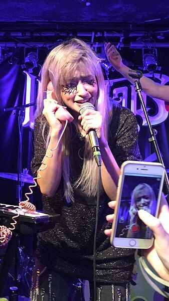 File:Sarah Bonito Live.jpg