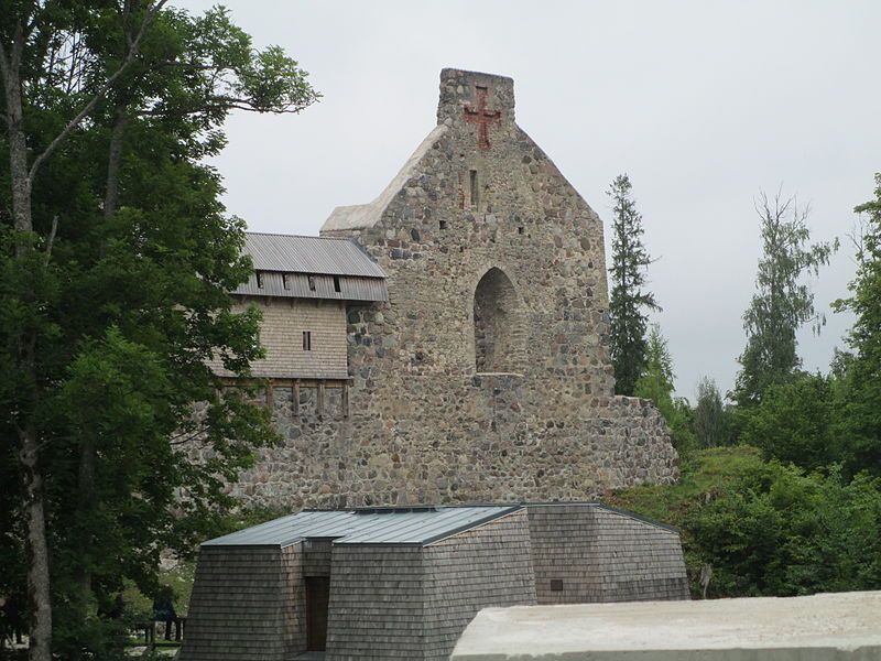 File:Sigulda castle ruins.JPG