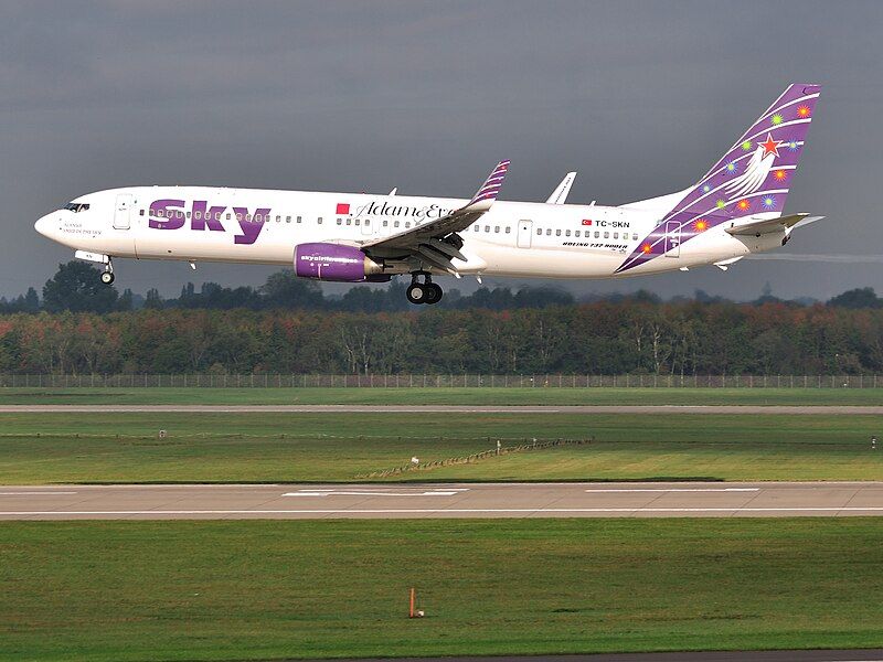 File:Sky B737-900 TC-SKN.jpg