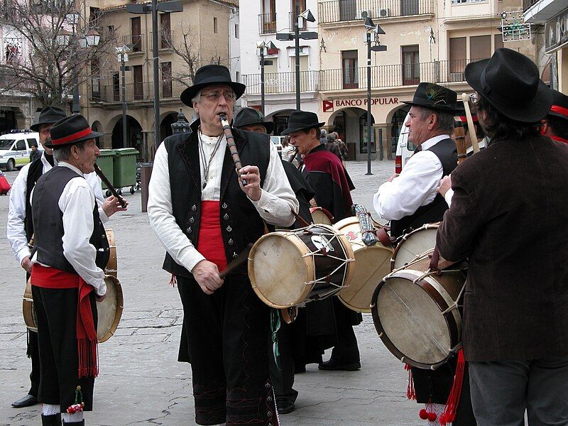 File:Tamborileros plasencia.JPG