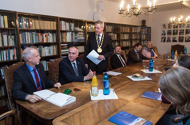 File:Unterschriftensession Gründung mainzed.jpg