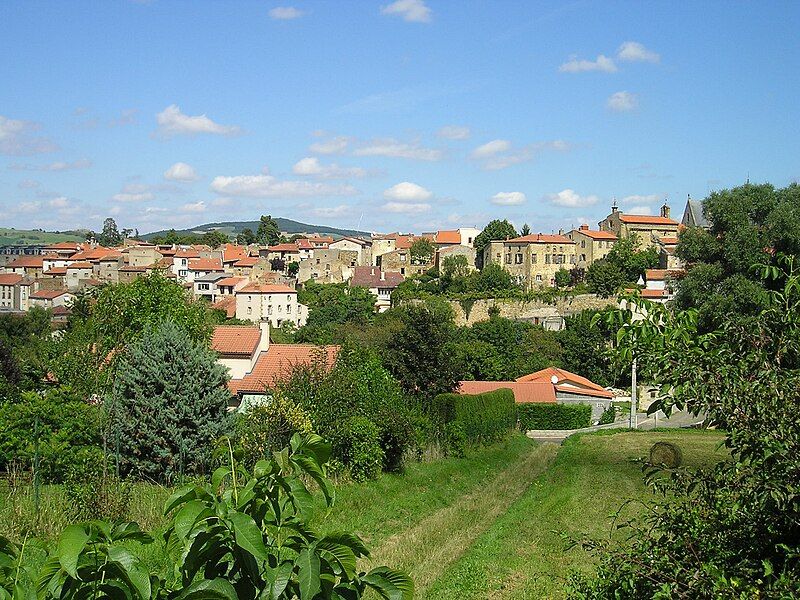 File:Vic-le-Comte (Puy-de-Dôme).jpg