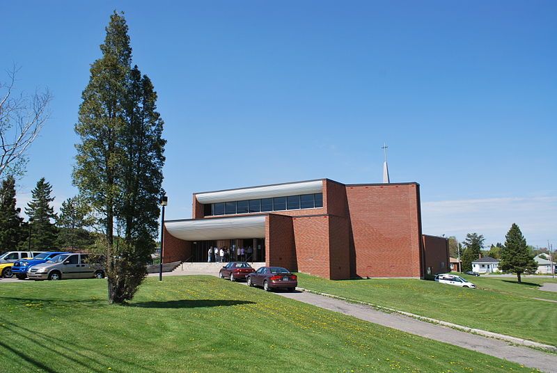 File:Église Saint-Antoine, Chicoutimi01.jpg