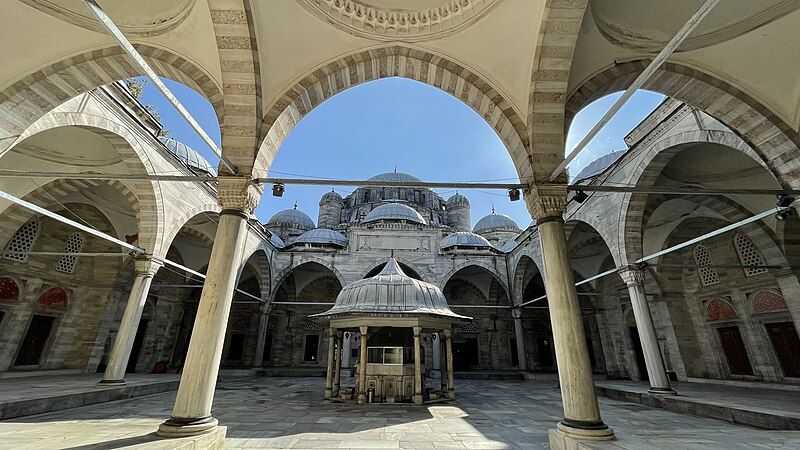 File:ŞehzadeMosqueCourtyard.jpg