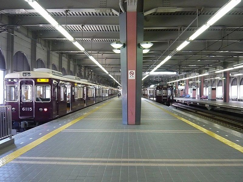 File:阪急宝塚駅３・４号線ホーム.jpg