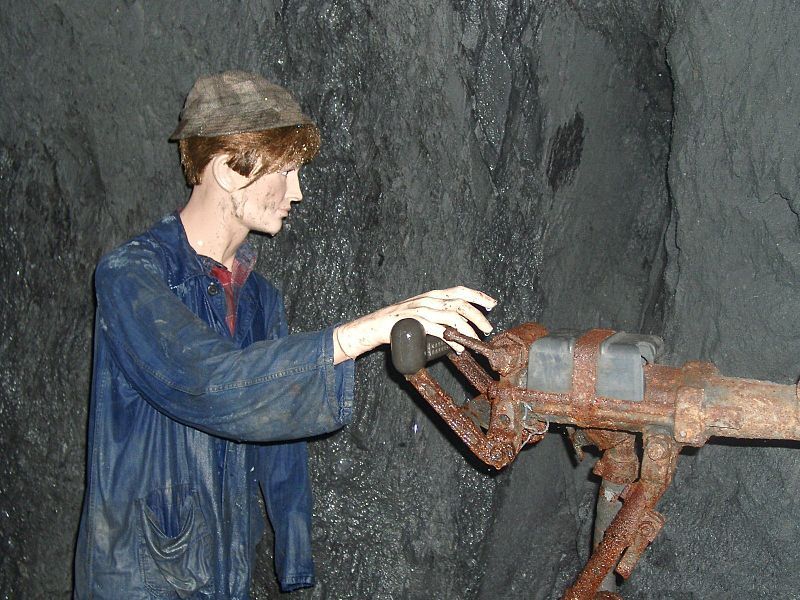 File:Bergwerk-fell-arbeit.jpg