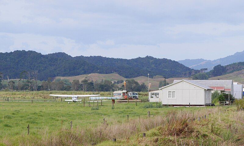 File:Dargaville Aerodrome P1950640-3.jpg