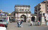 Teen Darwaza, Dhoraji