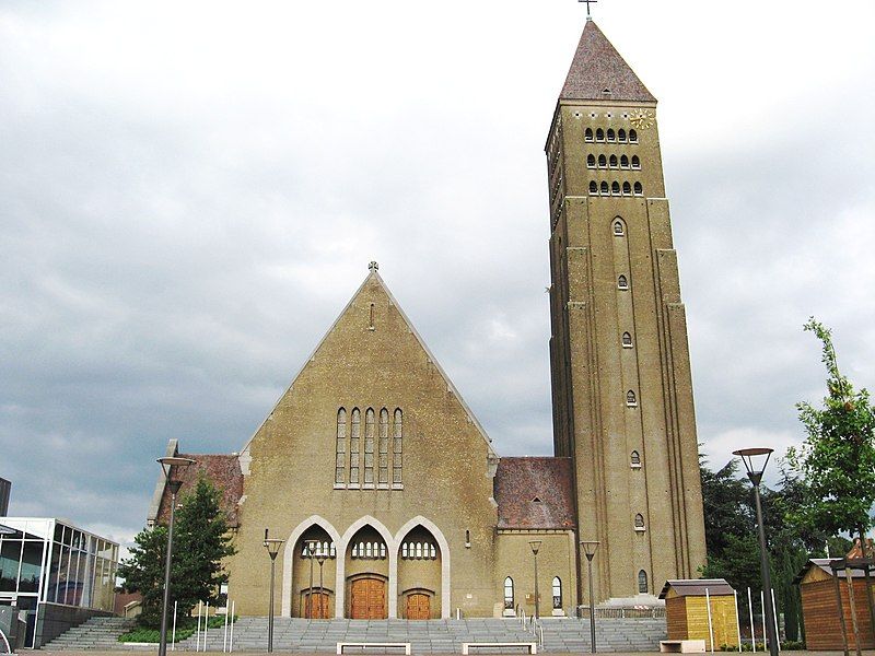 File:Genk - Sint-Martinuskerk.jpg