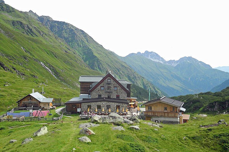 File:Stubai-Franz-Senn-Hütte-6.jpg