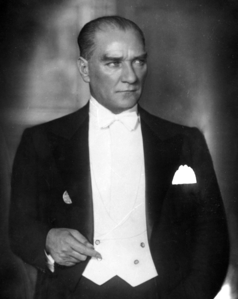 File:Atatürk Smokinli.png