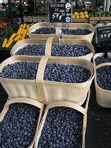 4 liters of blueberries in wooden baskets