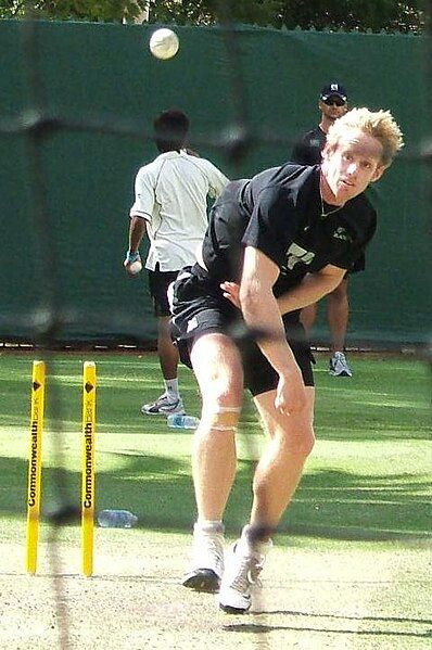 File:Brendon Diamanti bowling.jpg