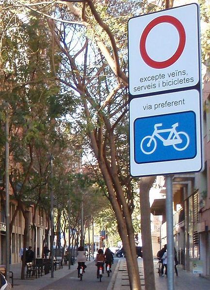 File:Fahrradstrasse-barcelona.jpg