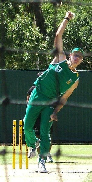 File:Johan Botha bowling.jpg