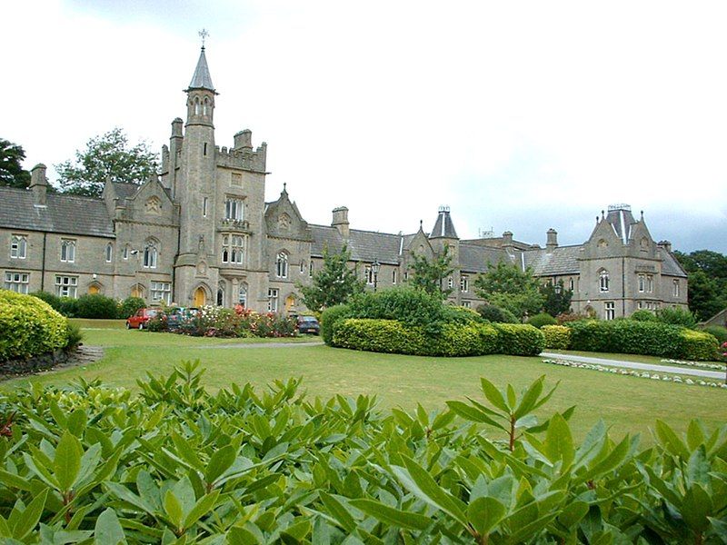 File:Joseph Crossley's Almshouses.jpg