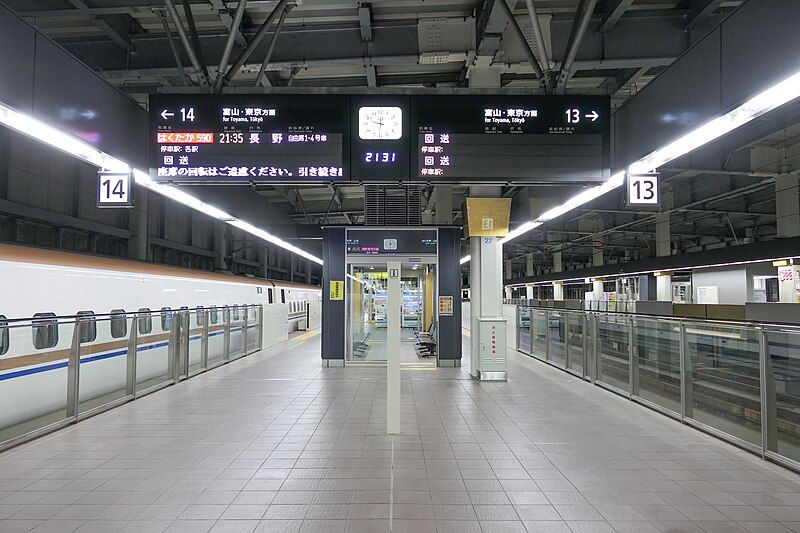 File:Kanazawa-STA Platform13-14.jpg