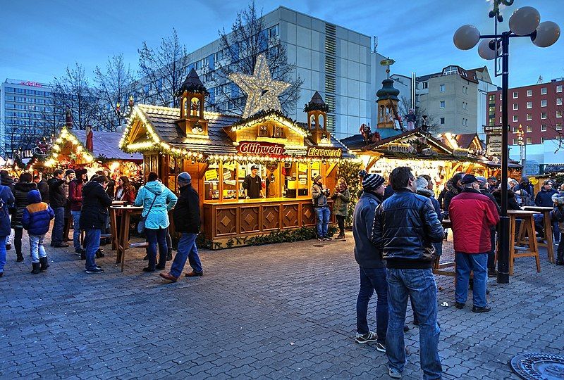 File:Leipzig-WeihnachstMarkt-Glühweinstand-Reichsstraße-D02335+4-pCOA2-SN-15-12-2019-1607.jpg