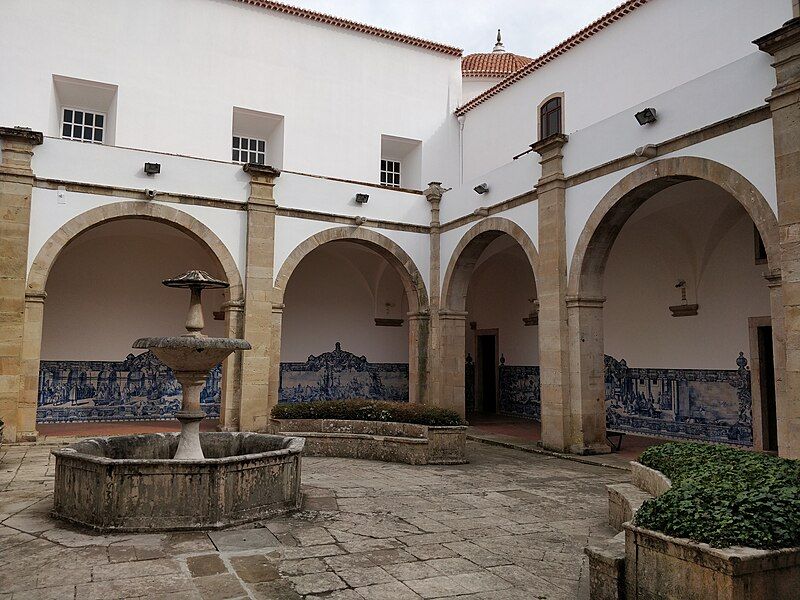 File:LeonelTrindadeMuseumCourtyard.jpg